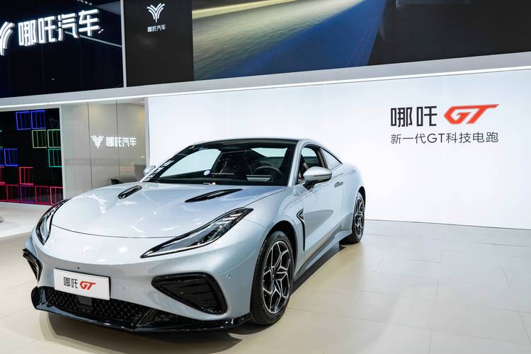 广州301哪吒汽车在智能汽车领域的表现，领途汽车在新能源汽车市场中的影响力